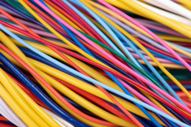 Bilgisayar ağı renkli kablolama, bağlantı ve veri aktarım kavramı