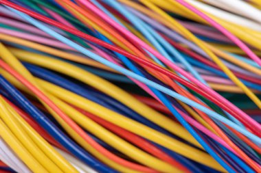 Renkli elektrik kabloları grubu yakın plan