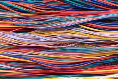 Çok renkli kabloların telekomünikasyon ağı kurulumu