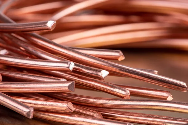 Parlak metalik yüzeye yakın plan bakır tel.