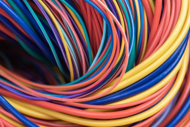 Bir sürü renkli elektrik kablosu.