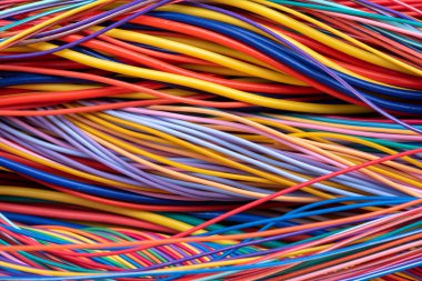 Renkli elektrik kablosu ve kablo demeti