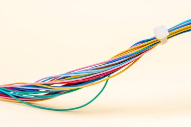 Kablo bağı olan renkli elektrik kablosu