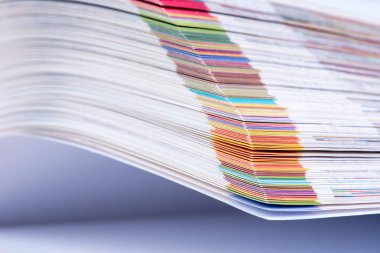 Sayfanın renkli kenarları açık kitap kapanışı