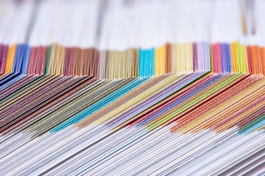 Yumuşak tonlu renkli kenarların makro açılır kitap sayfaları