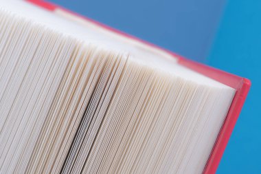 Açık kitap sayfasının makro görünümü