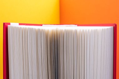 Kapalı kitapların sayfaları