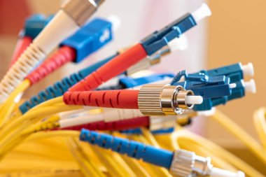 Bağlayıcıları olan fiber optik yama kablosu