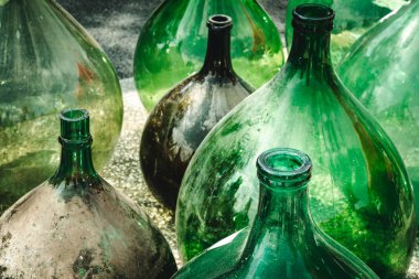 Sokak bitpazarındaki antika demijohnlar.