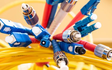 Bağlayıcıları olan fiber optik yama kablosu