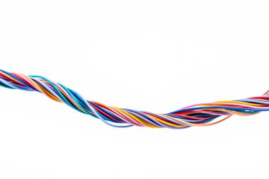 Beyaz arkaplanda izole edilmiş renkli elektrik kablosu