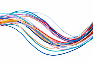 Beyaz arkaplanda izole edilmiş renkli elektrik kablosu