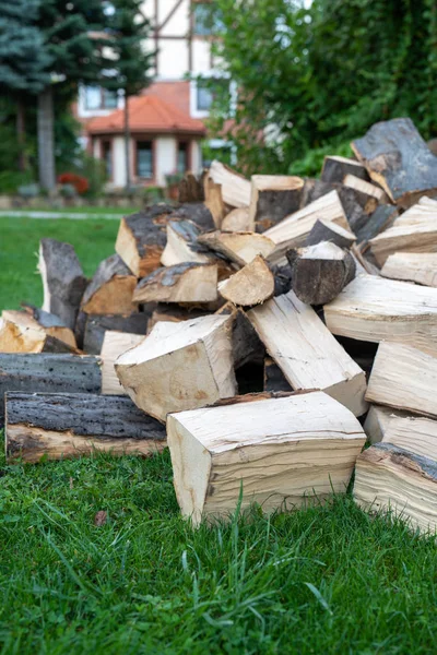 Pila Legna Ardere Preparata Riscaldare Casa Sullo Sfondo — Foto Stock