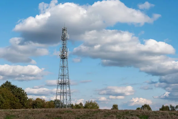 Torre Telecomunicações Contra Céu Azul Nublado — Fotografia de Stock