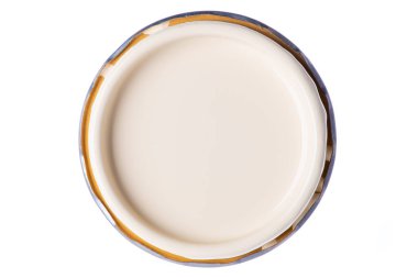 Kullanılan boya kutusunun yuvarlak kapağı beyaz arkaplanda izole edilmiş