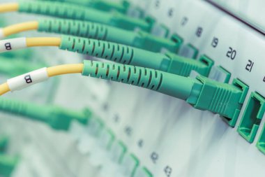Gigabit pasif optik ağlarda optik kablolar içeren optik dağıtım paneli
