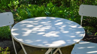 Metal bahçe bistro masası. Yakın plan.
