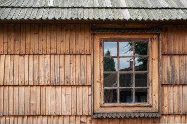 Pencereli eski ahşap duvar. doku arkaplanı