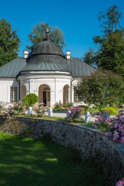 Çiçek açan güllerle ön bahçeye