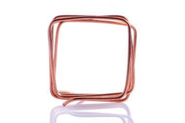 Beyaz arkaplanda izole edilmiş bakır tel kare çerçeve