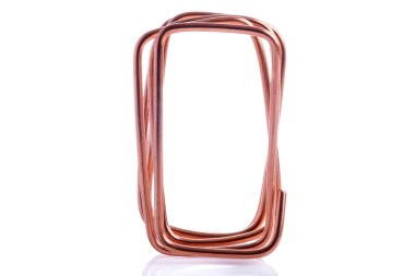 Bakır tel dikdörtgen çerçeve beyaz arkaplanda izole edildi