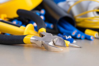 Elektrik tesisatlarında kullanılacak elektrikli bileşen kiti