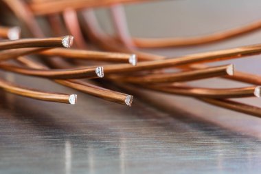 Metal parlak yüzey üzerindeki bakır tel, hammadde endüstrisi