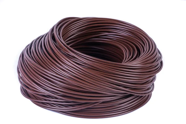 茶色の電気単芯ケーブルのロール絶縁白の背景 — ストック写真