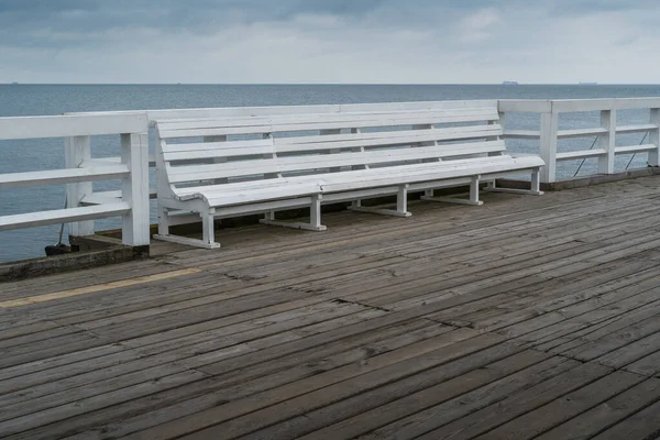 Пустая Скамейка Деревянной Набережной Берегу Моря — стоковое фото