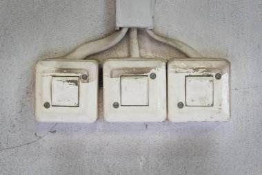 Eski elektrik duvar anahtarlarına yakın çekim