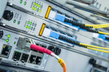 Bağlı Optik Yama Cord Kablosu ile Veri Girişi Ağı Aygıtları Değiştir 