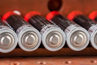 AA alkalin pillerinin yakın plan görüntüsü