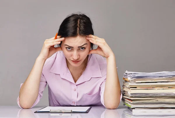 Mujer de negocios en el trabajo duro de oficina —  Fotos de Stock