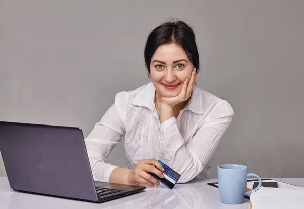 Retrato de mulher muito jovem trabalhando no escritório — Fotografia de Stock