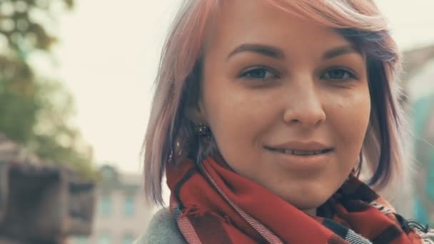 Den Unga Flickan Innebär Att Kameran Bakgrund Den Gamla Staden — Stockvideo
