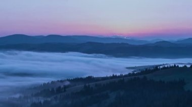 sabah Karpat sis ve gündoğumu zaman atlamalı görüntüleri