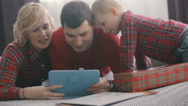Η οικογένεια κάνει Χριστούγεννα online παραγγελίες. — Αρχείο Βίντεο