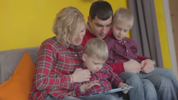 La famiglia fa gli ordini online di Natale . — Video Stock