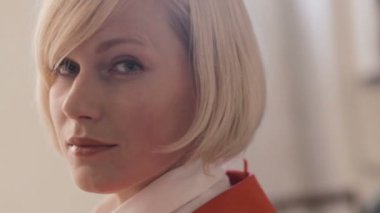 kameraya gülümseyen iş kadını