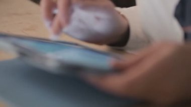bir tablet kullanarak çalışan iş kadın
