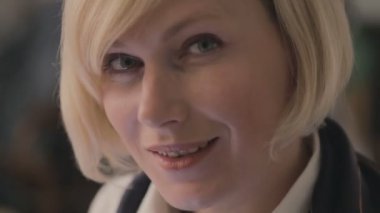 bir tablet kullanarak çalışan iş kadın