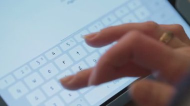 kadının el parmak tablet PC'de