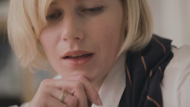 dame note quelque chose dans le carnet 