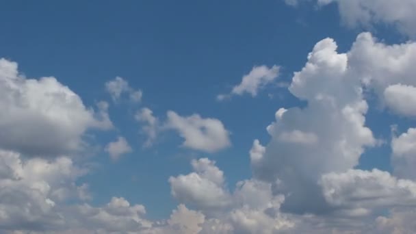 Белые облака динамично движутся по голубому небу — стоковое видео