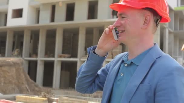 Jeune architecte parlant au téléphone sur le chantier — Video