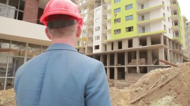 Jonge architect gaat naar de bouwplaats — Stockvideo