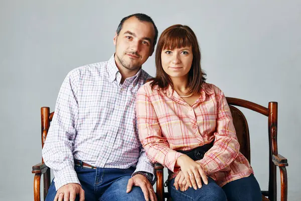 Retrato de estúdio de um jovem casal feliz — Fotografia de Stock