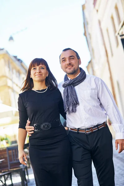 Feliz jovem casal andando rua abaixo — Fotografia de Stock