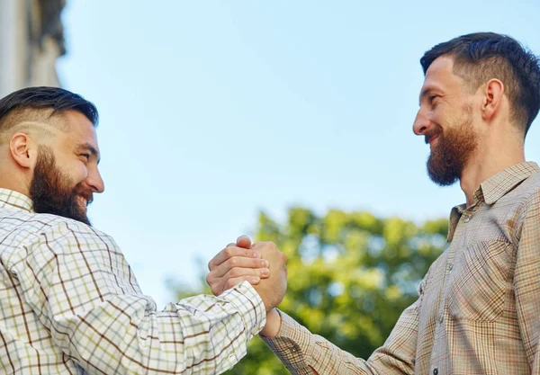 En företagare som skakar hand, att göra en överenskommelse. — Stockfoto