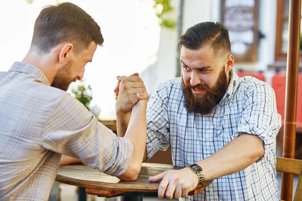 En två män konkurrera på arm reslings. — Stockfoto